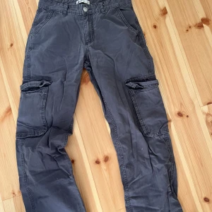Cargo byxor  - Grå cargo byxor från Gina Tricot