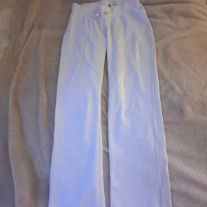 Vita mjukisbyxor från H&M med snörning - Vita mjukisbyxor från H&M i storlek 164. Byxorna har bred resår i midjan med snörning och är tillverkade i mjuk bomullsblandning. bootcut/ lite raka  och enkel stil som passar perfekt till chill dagar. Använd 1 gång och pris kan diskuteras!🩷