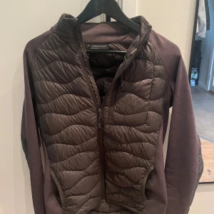 Grön jacka från Peak Performance  - Säljer en grön jacka/cardigan från peak performance i mycket bra skick. Jackan är använd ett par gånger men inget man tänker på. Den har ett igensytt hål på vänster armen (se bild) men verkligen inget man ser eller tänker på. 