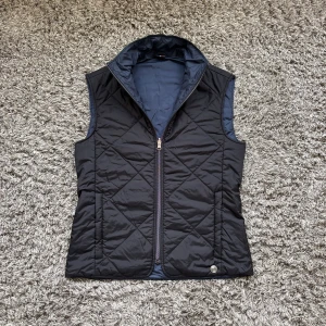 Snoot väst - Säljer denna riktigt feta Snoot västen!⭐️Storlek one size vilket motsvarar S!🤝Skick : 9/10 finns en skada på insidan av västen men märks ej!👍Hör gärna av er om ni har funderingar!🙌