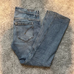 Dondup jeans - Säljer ett par ljusblå skinny jeans från dondup george skinny model i storlek 33. Jeansen har klassisk femficksdesign, skinny fit och är tillverkade i mjukt denimtyg. Snygga slitningar framtill och diskreta kontrastsömmar ger en cool look.