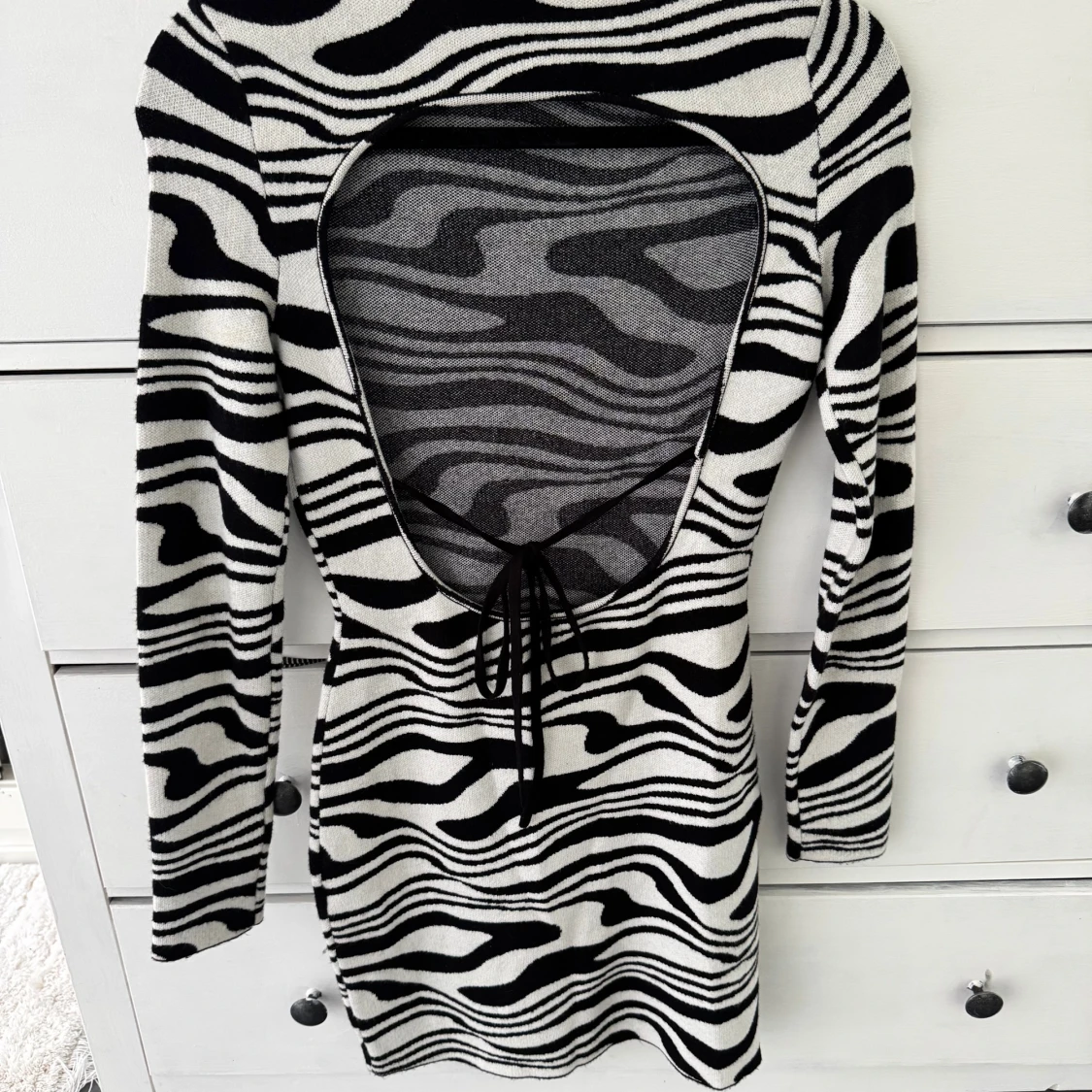 Zebramönstrad klänning från NA-KD - 2