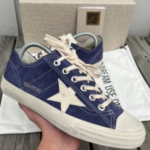 Golden Goose VSTAR 2 (NYA) - Golden Goose VSTAR2 sneakers i blå mocka. Skorna är i absolut toppskick utan det minsta lilla syn  på användning, används 2 ggr ;9.8/10. Nypris ligger runt 5500kr men säljs nu för 3999kr. Hör gärna av er vid minsta lilla fundering! Allt og medväljs samt ledgit Scan!