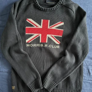 Mörkblå stickad tröja Morris  - Mörkblå stickad tröja från Morris R. Club. Perfekt för höst och lite kallare dagar, inga defekter. Priset är ej hugget i sten!!