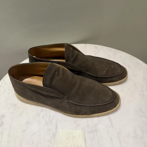 Loro Piana Open Walk brun - Säljer ett par Loro Piana Open Walk i strl 46.  Omsulade hos Mano skomakeri för ca 2500 SEK.