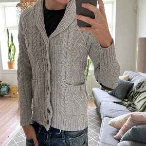 Cardigan grå - Stilren och trendig perfekt till det kyliga vädret. Inga defekter mycket bra skick skriv vid fundering 😊🙌