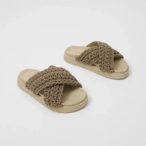 Inuikii tofflor  - Super fina tofflor från inuikii i färgen Taupe, kostade 2399, helt oanvända 