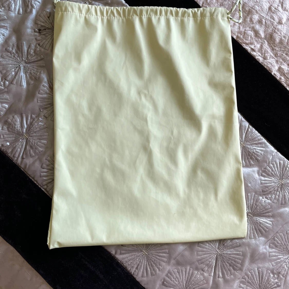 Gul dustbag från Axel Arigato - 3