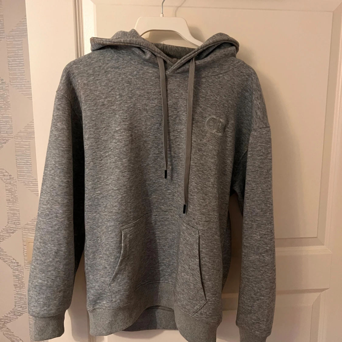 Grå hoodie med broderad logga