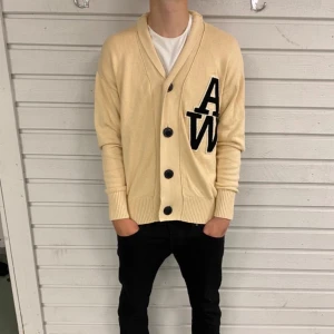 Kofta | cardigan  - Snygg beige kofta med knappar. Koftan har ribbade muddar och är långärmad, perfekt för lager-på-lager. Skön och stilren att slänga på sig över en t-shirt.