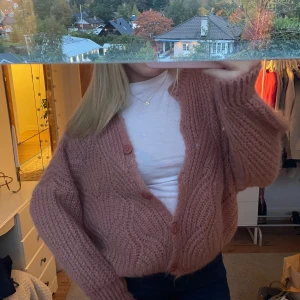 Stickad kofta  - Super mysig och mjuk stickad kofta, använd få gånger. 