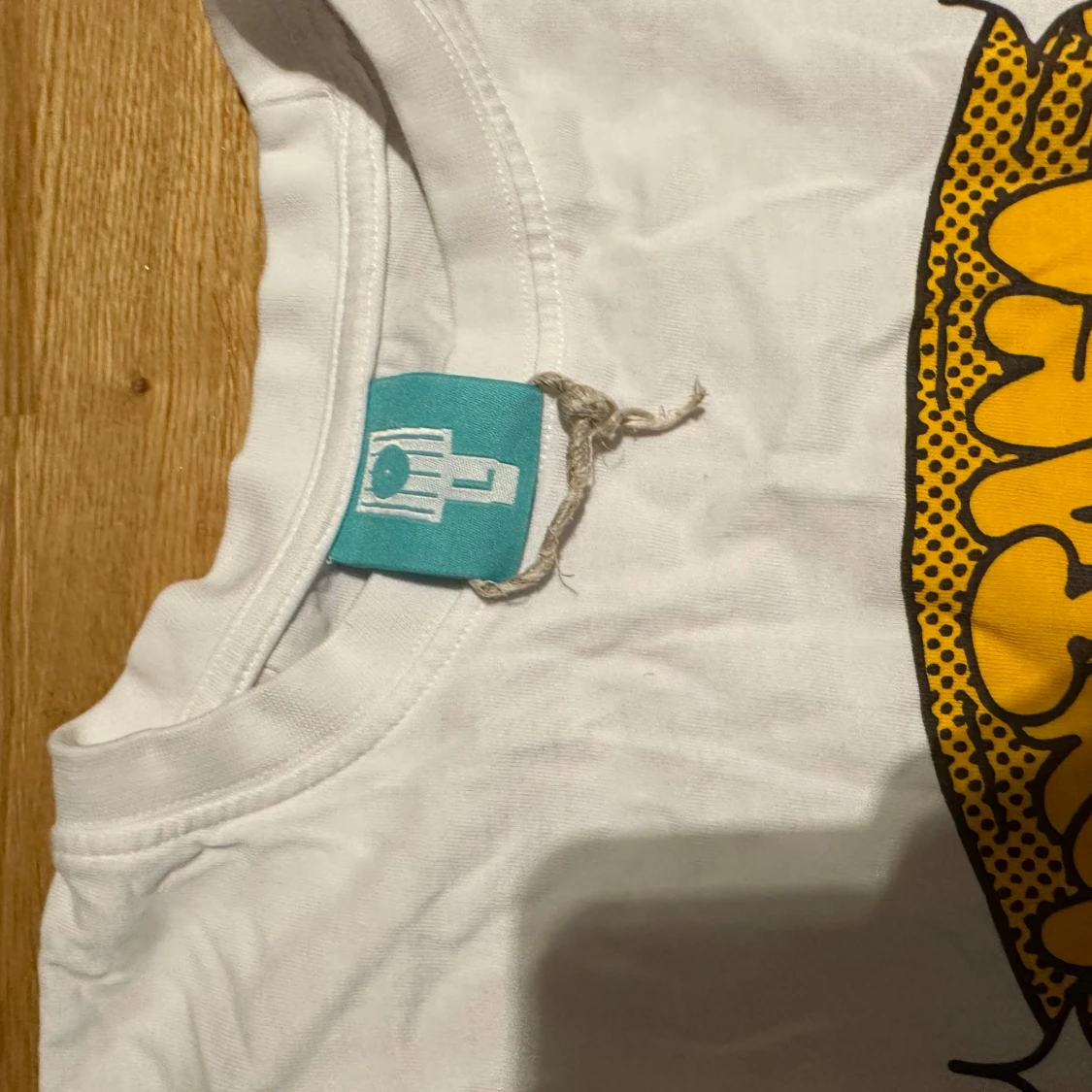 Vit t-shirt med trash can-grafik - 1