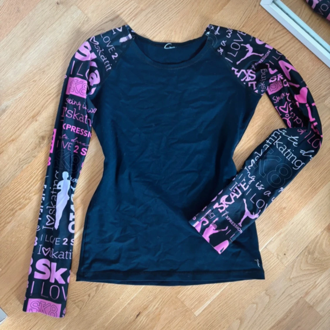 Svart långärmad träningströja med tryck - 1