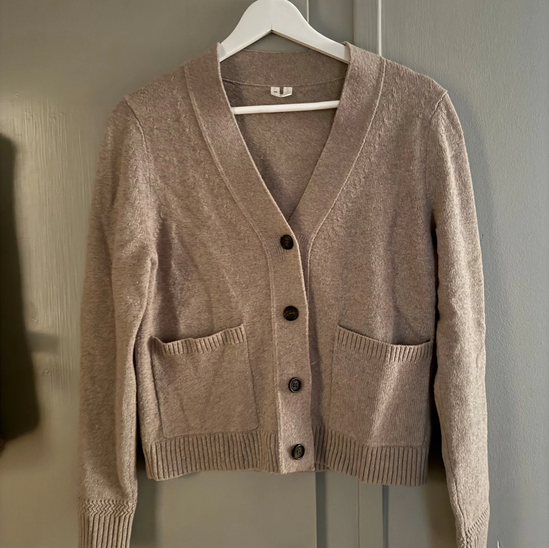 Beige/brun stickad kofta med knappar och fickor - 1