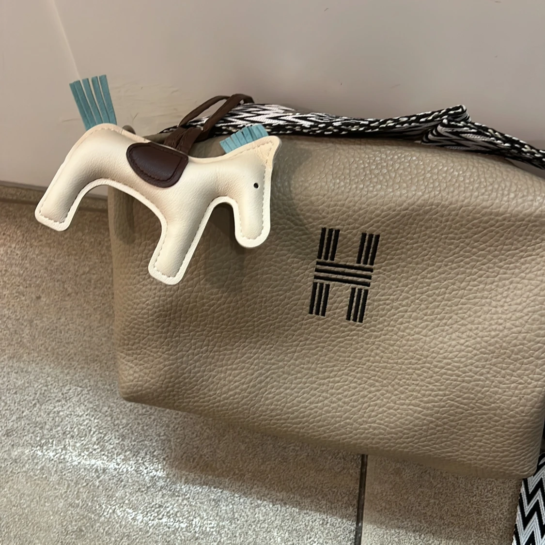 Beige axelväska med pärlor och strass - 1