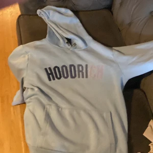 Ljusblå hoodie från Hoodrich S - Säljer en ljusblå hoodie från Hoodrich i storlek S. Tröjan har broderad HOODRICH kan diskutera pris