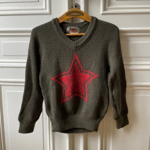 Stickad tröja med stjärna - Säljer en unik stickad tröja med stjärnmotiv. Hör av er vid frågor!