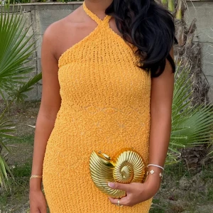 Klänning bershka - Orange klänning från bershka, storlek m men skulle nog säga att den passar någon i xs/s. Tog M för längden. 200 kr