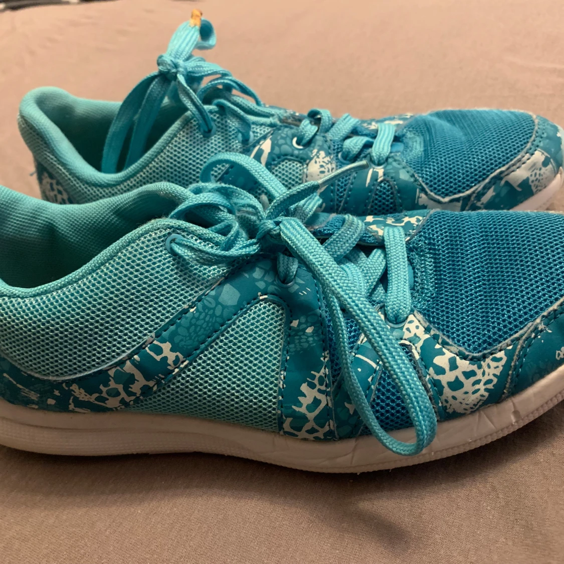 Turkosa sneakers med mönster - 1