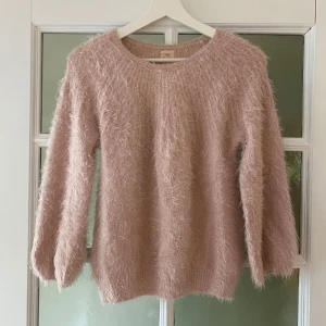 Ljusrosa stickad tröja Zara - Jättefin och gosig stickad tröja från Zara i storlek 152 eller motsvarande xxs-xs. Väl använd och har ett litet hål i nacken, annars i jättefint skick🌸