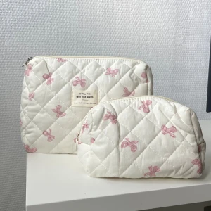 Necessärer  - 2st fina vita necessärer med rosa rosetter på 🎀En större som passar superbra till sminket och en mindre som är perfekt för sminkborstarna! Har bundlerabatt 🫶🏼