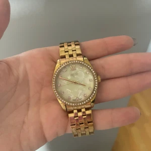 Klocka  - Regal guld klocka köpt på ur o Penn. Funkar felfritt. Knappt använd. 