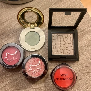 Färgglada ögonskuggor och rouge - Säljer fyra ögonskuggor och ett rouge från Mist Stockholm samt Make Up Store. Färgerna är metallic grön, skimrande beige med reptilmönster, rosa, ljusrosa med glitter och intensivt röd. Perfekt för dig som gillar att experimentera med färg och skapa kreativa looks. De är helt oanvända! Tillsammans utgör de ett värde av cirka 750-800 kr💕men jag säljer självklart för billigare vid snabb affär!!💕