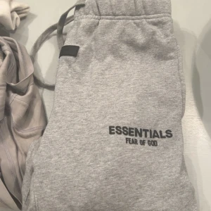 Grå mjukisbyxor Essentials Fear of God - Helt nya inte använd 1 gång har box och allt till byxorna för ett super bra pris
