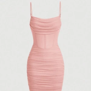 Rosa tight kortklänning med drapering - Supersnygg rosa kortklänning med smala axelband och draperad byst. Perfekt för dig som vill ha en feminin och trendig look. Har endast används 1 gång b