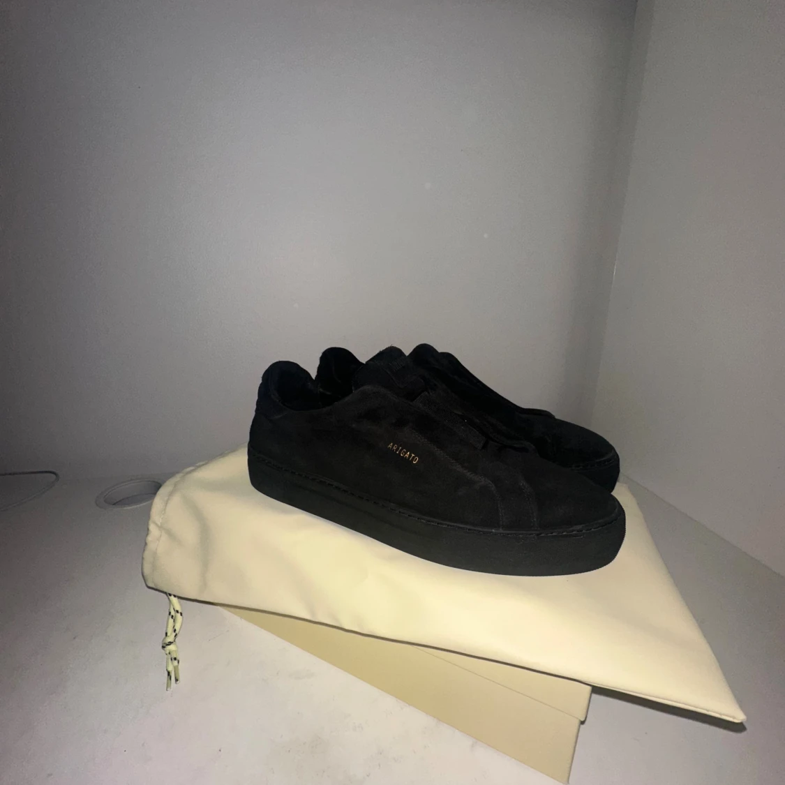 Svarta sneakers från Axel Arigato 360 lace less mocka - 1