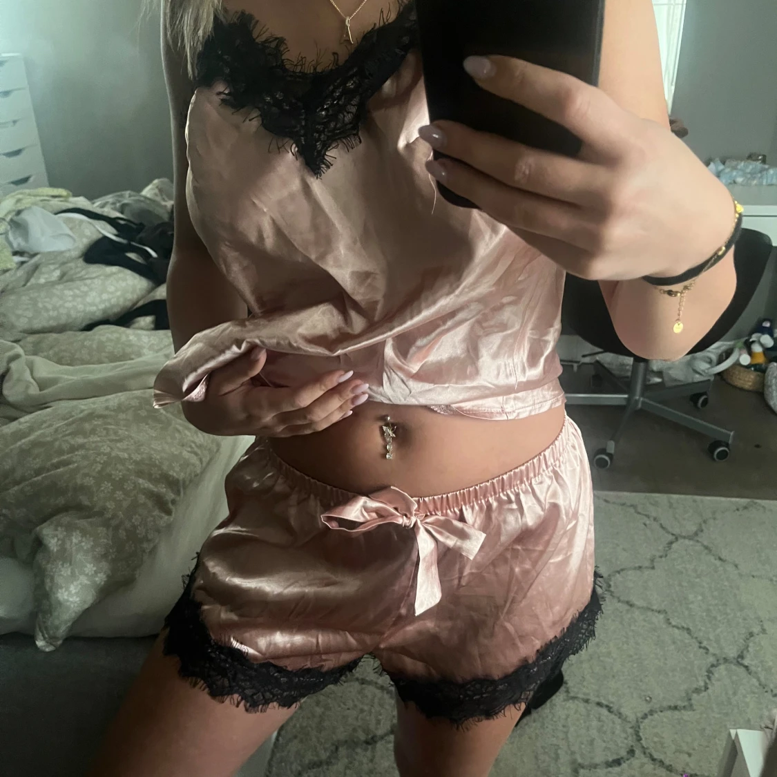 Rosa satinshorts och linne med spetsdetaljer - 1