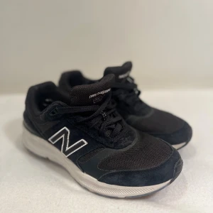 New balance skor - Ett par stilrena new balance skor som passar perfekt till träningen och till vardags. Stl:40, inga skador.