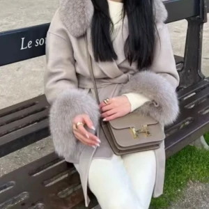 Kappa med päls - Beige kappa med päls på ärmarna och luvan, HELT Ny. Säljer för att den är lite för stor för mig. Storlek S är jackan  pris kan diskuteras 