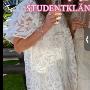 SÖKER denna klänning! - Hej, jag har länge letat efter denna klänning. Vet inte om den finns eller var den är ifrån men om du sätt en annons med detta klänning eller själv säljer så får du jätte gärna kontakta mig! Hade verkligen viljat ha denna som student klänning nämligen! Vad som hjälper  både om de är märke eller tips! Och pris spelar ingen roll. Kan ha allt från XS-L!