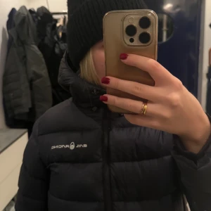 Svart dunjacka från Sail Racing - Säljer min svarta pufferjacka från Sail Racing då den är för liten för mig. Jackan är i bra skick och det finns inga deffekter☺️💕Köparen står för frakt!