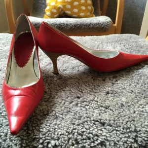 Röda pumps stl 37 ❤️ - Stl 37. Röda pumps. Passa på och köp för snart kommer alla julfester och då måste man vara förberedd! 🎄🎅 Hämtas på Hägerstensåsen eller ök ❤️ (se även alla mina andra annonser)