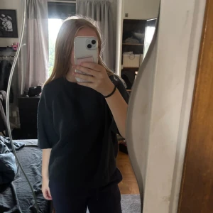 Mörkblå stickad tröja med halvärm - En basic mörkgrå stickad tröja med rund halsringning och halvärmar. Tröjan har en avslappnad passform och är perfekt för lager-på-lager. Enkel och stilren design som funkar till det mesta.