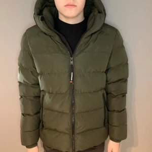 Superdry vinter jacka  - Superdry vinter jacka | storlek s | skick 10/10 | fraktar via valfrit ombud på köparens bekostnad | hör av dig vid funderingar 