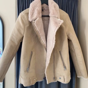 Beige jacka från hm, strl 36 - Snygg beige jacka från H&M. 