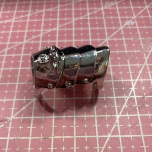 Vivienne Westwood inspirerad ring  - Går att ändra storleken på, helt oanvänd! Fick den som present men tyvärr inte min stil🥹 