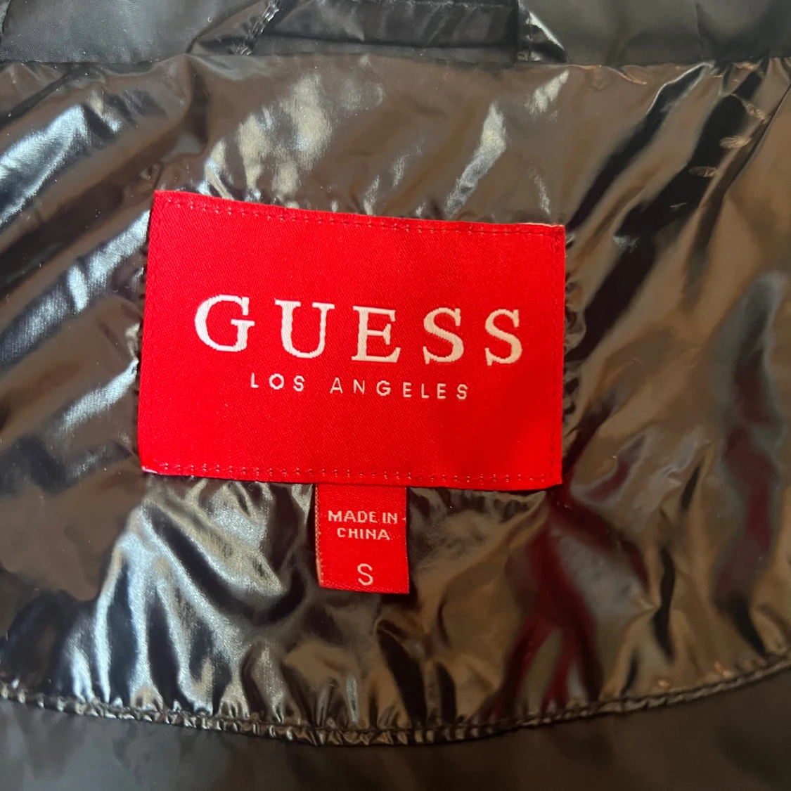 Svart quiltad dunväst från Guess - 3