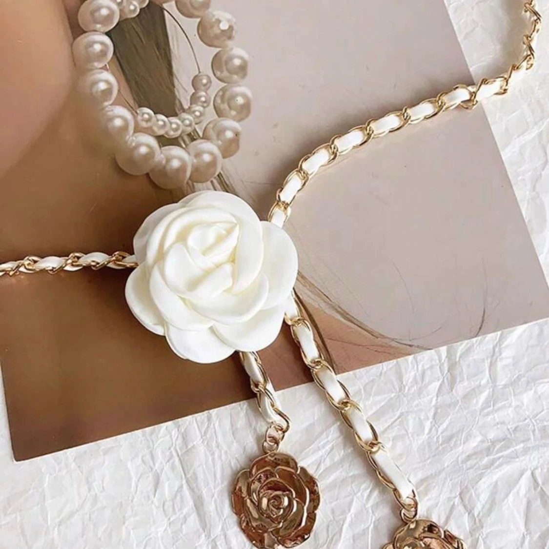 Guldigt kedjebälte med vit ros - 2