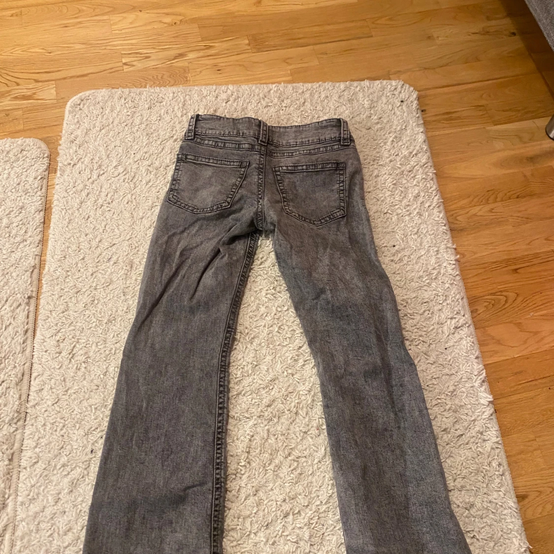 Grå bootcut jeans från Gina Tricot - 3