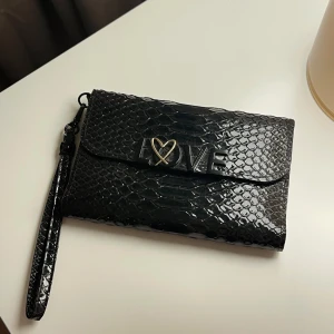 Victoria’s Secret plånbok - Säljer min svarta Victoria’s Secret plånbok ✨ Knappast använd, nästan som ny. Flera fack, även på baksidan, rymmer kort och kontanter 🌸 Jag skickar oftast samma dag eller dagen därpå!!!