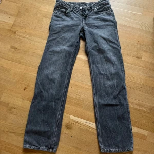 Gråa Weekday Arrow jeans straight fit - Säljer ett par gråa jeans från Weekday i modellen Arrow. Jeansen har raka ben och normal passform. 🩷storlek 24/25 tum i midjan 