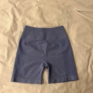 Ljuslila träningsshorts med scrunch - Säljer ett par ljuslila shorts i storlek XS. Aldrig använda