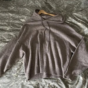 stickad hoodie - Basic, bra kvalité, utan defekter, stickad hoodie från lindex som inte kommer till användning👍🏼😊