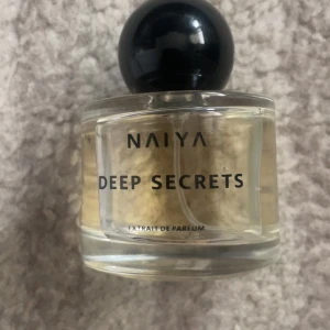 Naiya Deep Secrets  Parfym  - Köpte den för 3 veckor sedan och har använt Max två gånger.