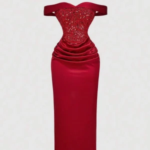 Ball/brölopps klänning, Röd glittrig axelbandslös långklänning - Snygg röd långklänning med axelbandslös design och glittriga paljetter över bysten. Klänningen har draperad midja och figurnära passform som ger en elegant siluett. Perfekt för dig som vill sticka ut med glamour och stil.