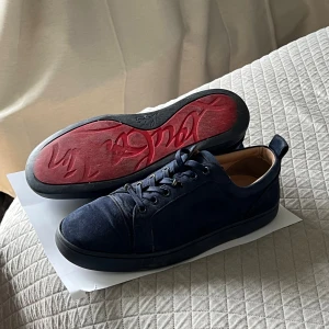 Christian louboutin skor - Tja säljer nu dessa Christian louboutin skor i ett ok skick . inge dustbag eller box medföljer. Storlek 40. ganska stora i storleken men det duger. Dm om mer bilder eller om frågor. Pris inte fast i sten🫡